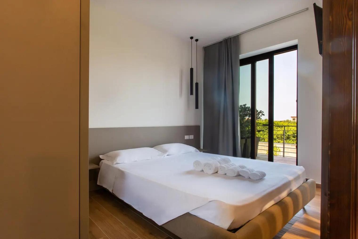 La Brisa Aparthotel Capo dʼOrlando Εξωτερικό φωτογραφία